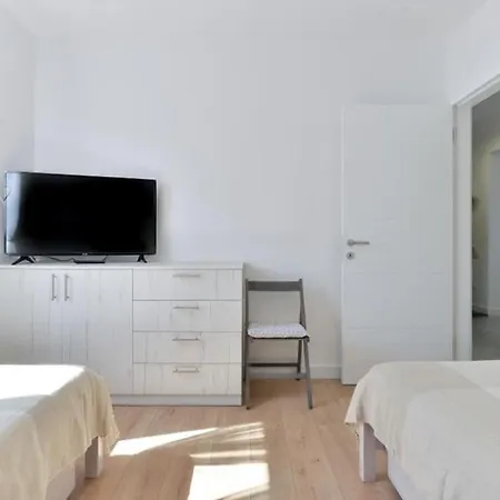 Apartamento New Modern Apt. Deluxe 50m From The *