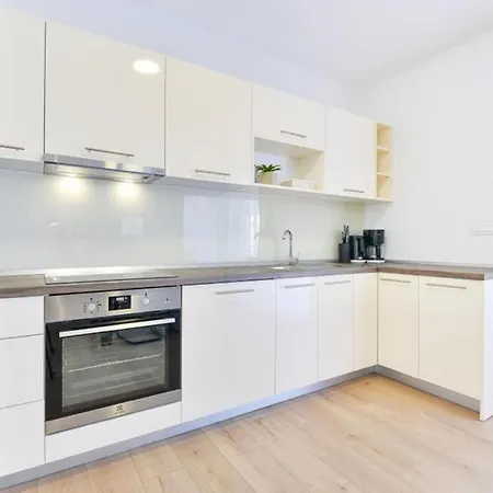 New Modern Apt. Deluxe 50m From The Apartment *