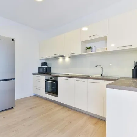 New Modern Apt. Deluxe 50m From The Nin