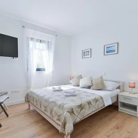New Modern Apt. Deluxe 50m From The Apartment