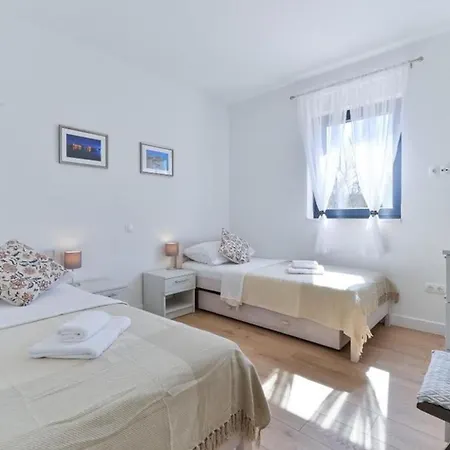 New Modern Apt. Deluxe 50m From The Apartment