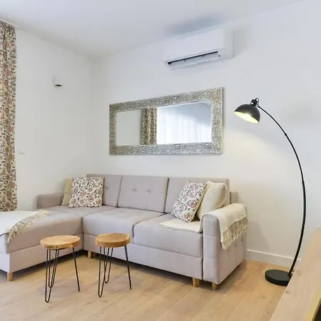 New Modern Apt. Deluxe 50m From The Apartment