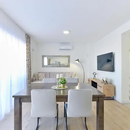 New Modern Apt. Deluxe 50m From The Apartament Nin